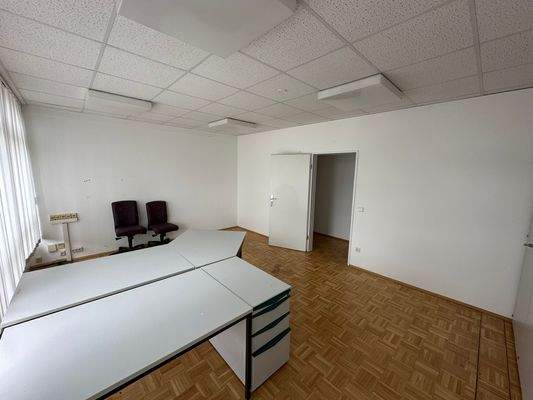 Leeres Büro mit Parkettboden