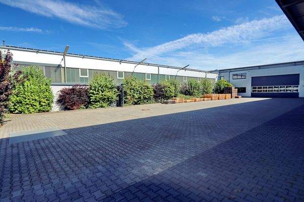 Lagerhalle Nr. 3 mit breitem Sektionaltor