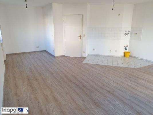 Wohnzimmer mit Blick zur Küche und Schlafbereich