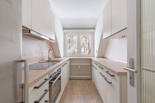 Moderne Einbauküche in Holzoptik