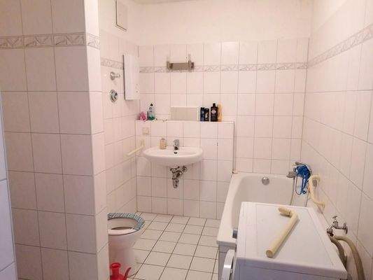 gefliestes Bad mit Wanne