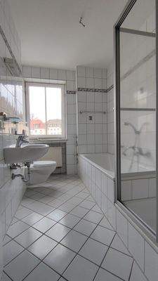 Helles Badezimmer mit Fliesen