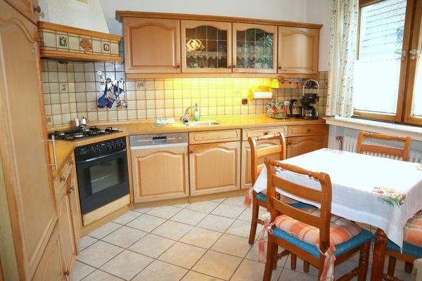 Küche mit Sitzgelegenheit