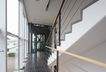 Treppenaufgang mit Glasaufzug