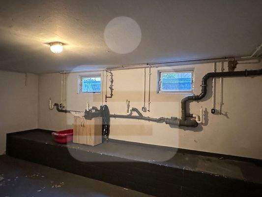 Waschmaschine u. Trockner im Keller