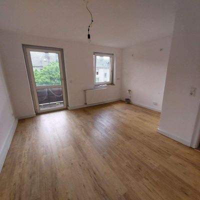 Wohnraum m. offener Küche u. Zugang zum Balkon