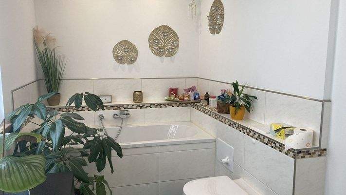 Bad mit Wanne und Dusche im OG