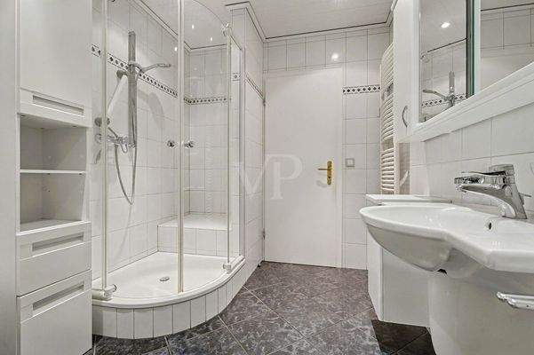 EG Familienbad mit Dusche, WC  und HWB