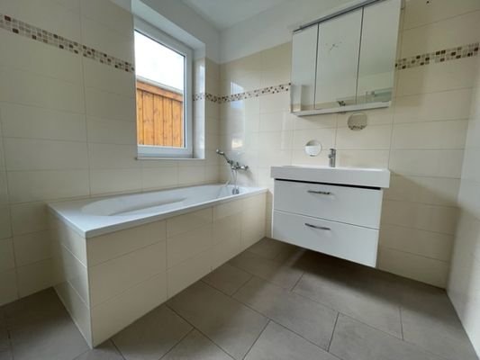 Bad mit Badewanne