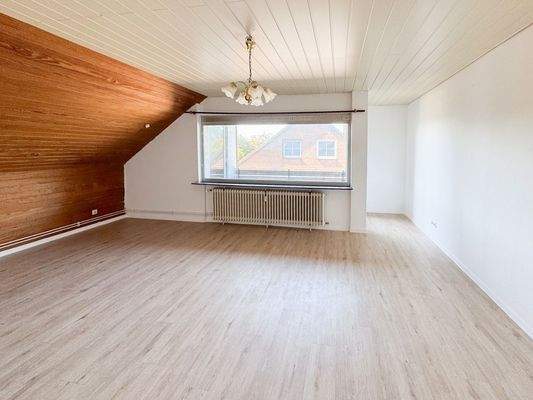 Wohnzimmer mit Balkonzugang im OG