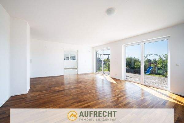 lichtdurchfluteter Wohnbereich