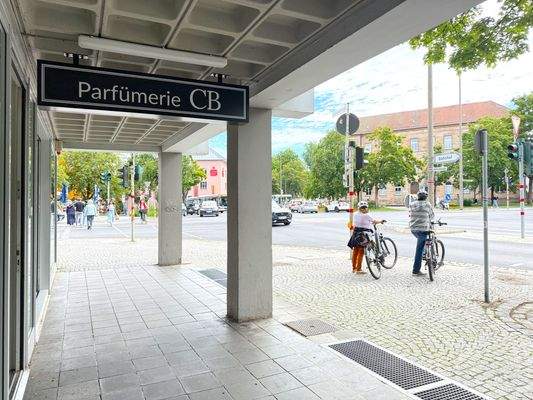 Überdachte Fläche vor der Ladeneinheit - Blick zum Oberen Markt
