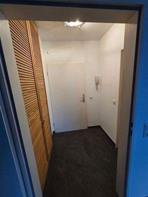 Blick in den Flur, links Schrank mit Abstellmöglic