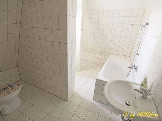 Bad mit Wanne und Fenster