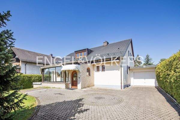 Blick von der Grundstückseinfahrt (mit elektrische