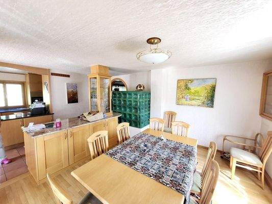 Esszimmer mit Kachelofen