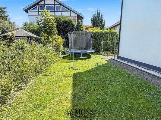 Gartenstück hinter der Garage