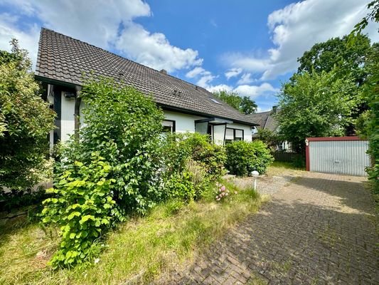 Garage und Außenstellplätze 