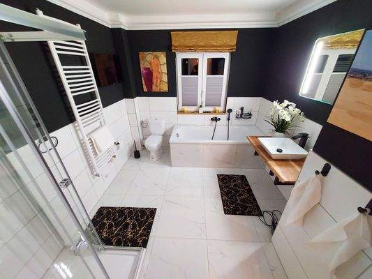 Bad EG mit Du, Wa, FBH und Fliesen