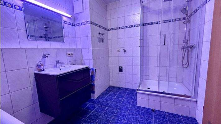 Bad mit Dusche und Wanne