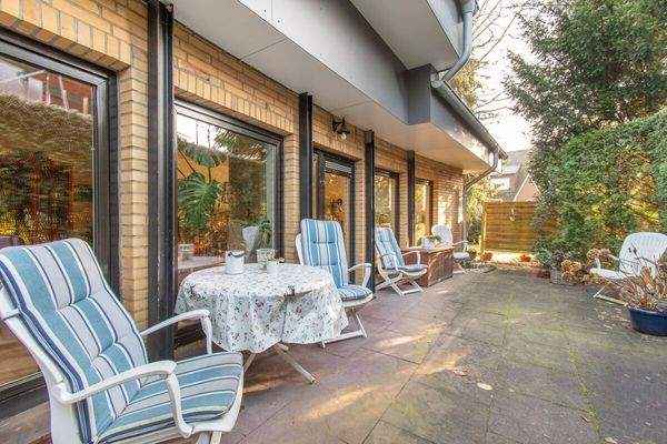 Terrassenbereich mit Sitzgelegenheiten und Zugang zum Garten