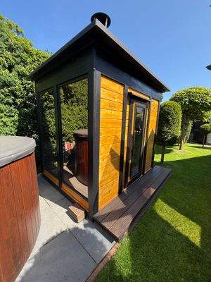 2. Sauna im Außenbereich mit Badefass/Hot Tub