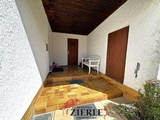 16 Eingangsbereich überdacht