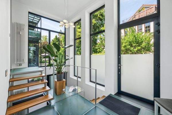 Hochwertig gestalteter, privater Zugang in lichtdurchfluteter Architektur