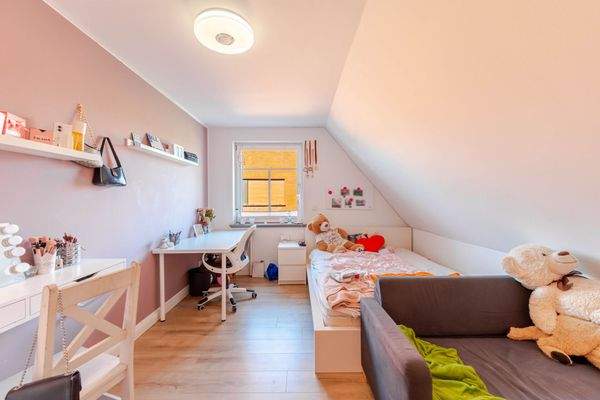 Schlafzimmer (1) im OG