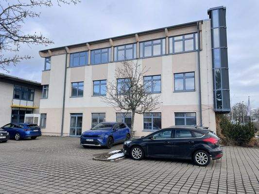 Gebäude mit Parkplatz