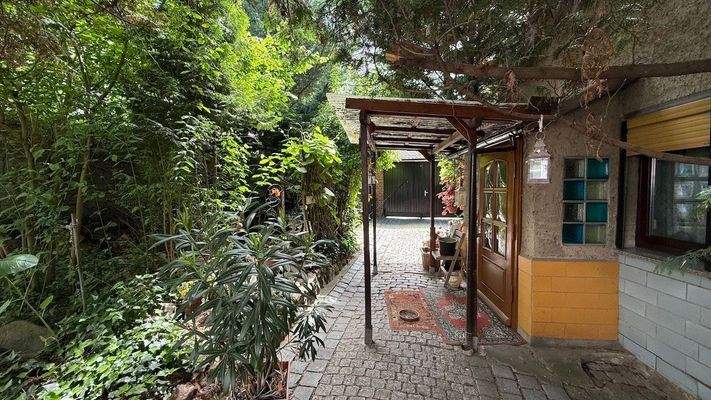 Zufahrt und Eingang zum Erdgeschoss