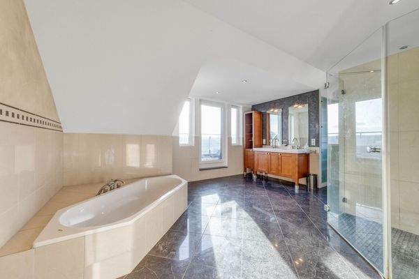 OG: Hauptbad mit Balkon