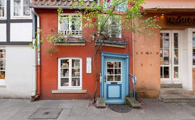 Die vermutlich bekannteste schiefe blaue Tür Bremens