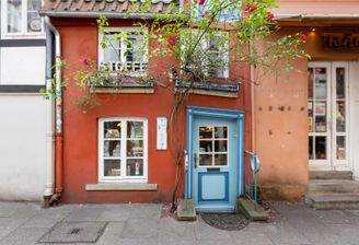 Die vermutlich bekannteste schiefe blaue Tür Bremens