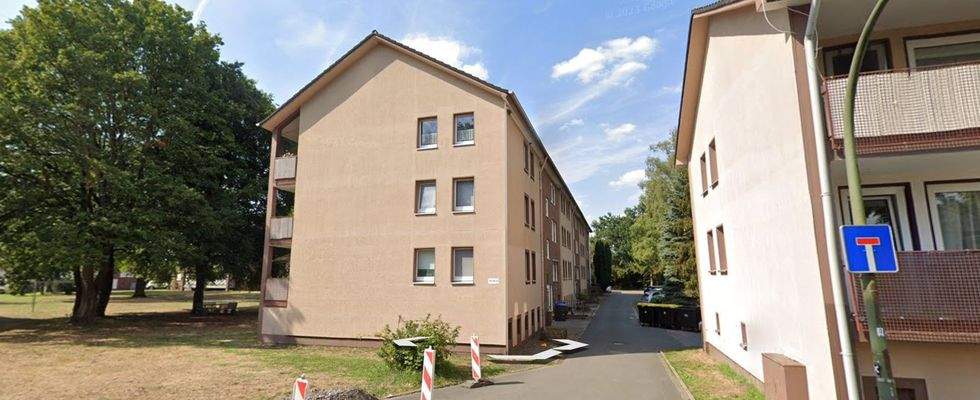 Wohngebäude mit Bäumen