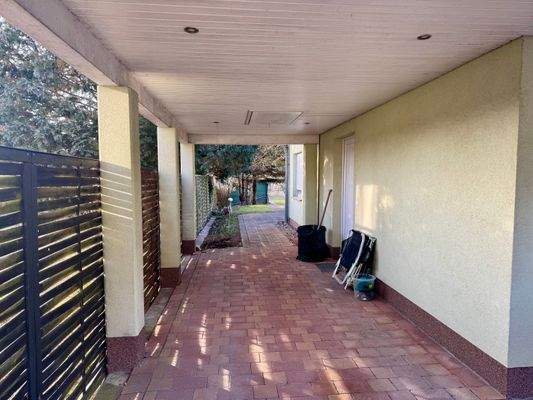 Carport mit Zugang zum Garten