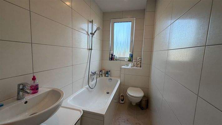 Neues Wannenbad m. Fenster