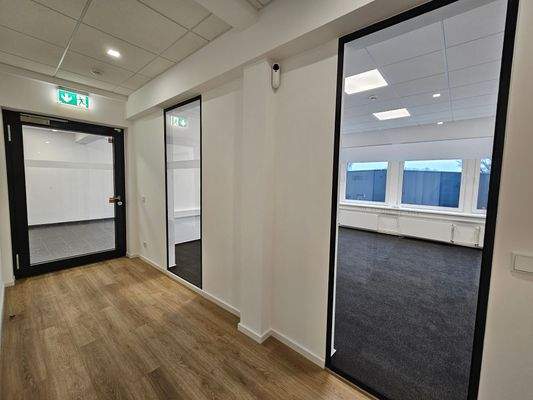 Beispiel Flurbereich mit Glaselementen