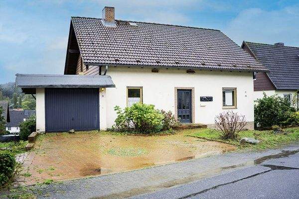 Hausansicht mit Garage