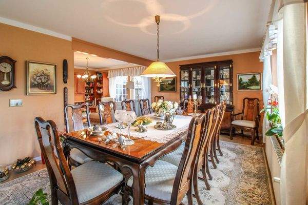 Essbereich mit Blick zum Wohnbereich