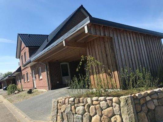 Haus von der Seite mit Carport