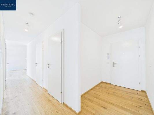 Ansicht zentraler Flur und Eingangsbereich/Garderobe