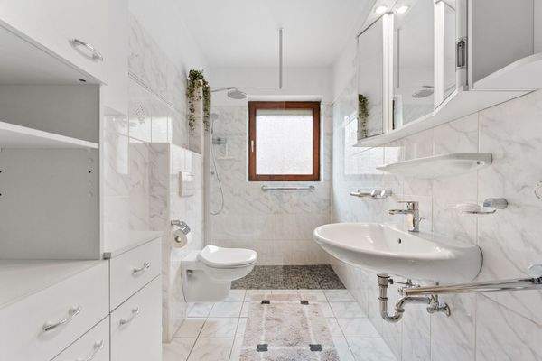 Badezimmer im Erdgeschoss