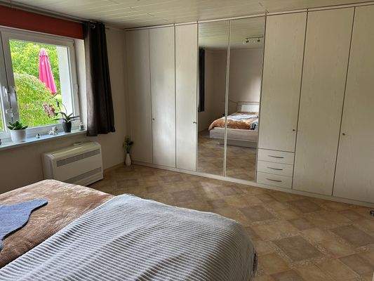 Schlafzimmer mit Einbauschrank