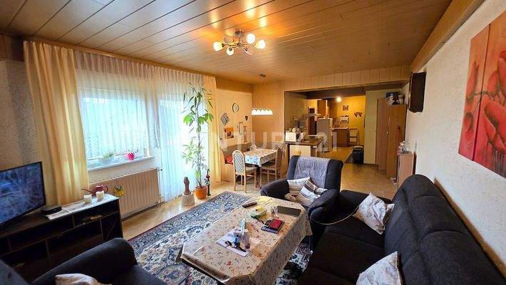 Blick vom Wohnzimmer zu Esszimmer und Küche