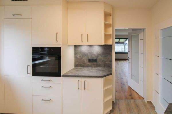 Küche mit Zugang zum Esszimmer