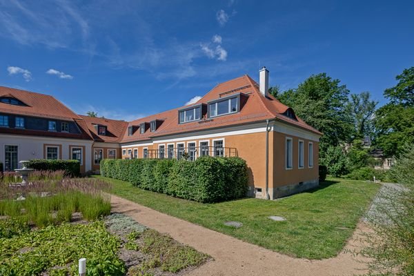 Der Park mit Springbrunnen im Innenhof.jpg