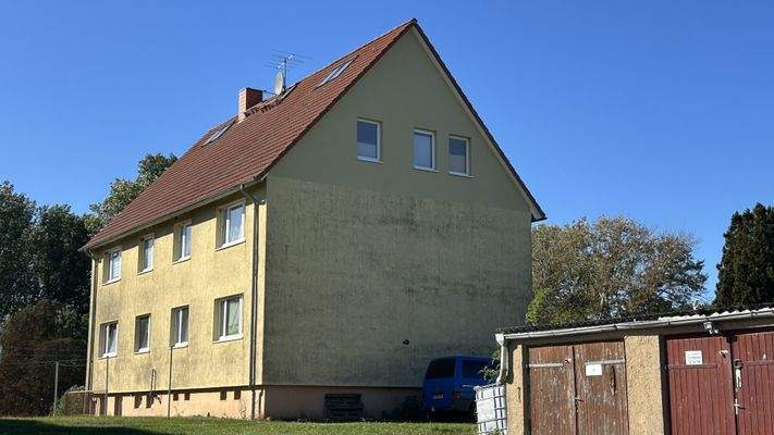 Giebelansicht und Garagen