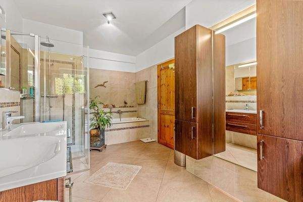 Haupftbad der Wohnung F