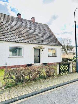 Vorderansicht mit Vorgarten